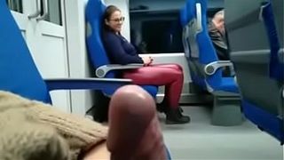 Помогла незнакомому пассажиру  подрочить член, но увлекшись, отсосала