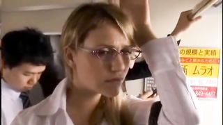 Едущую в метро женщину облапали сразу несколько азиатов