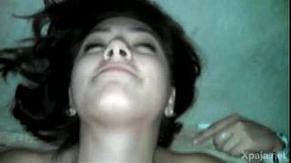 Парень занимается сексом со своей девушкой и мастурбирует ей клитор, пока не она не станет сквиртить