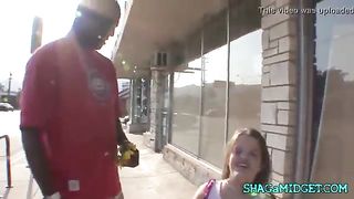 Негр трахнул в пухлую пизду карлика