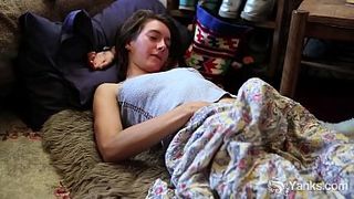 Девушка с очень волосатой пиздой вставляет в себя большой дидло-член и дрочит