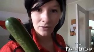 Немка с очень большими сиськами купила длинный огурец, чтобы помастурбировать пилотку