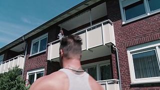 Зрелая женщина с дряблым телом трахается с соседом на кровати