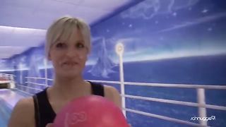 Подборка камшотов на лицо и на сочную задницу любвеобильной блондинки