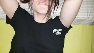 Негр снимает на камеру как его девушка сквиртит пока он ее ебет