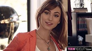 Парень в кепке жестко трахнул студентку, которую привязал к лестнице и заставил ее кончить не один раз