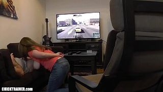 Сисястая мамаша отменно сосёт член своего сына, пока тот играет в видеоигры