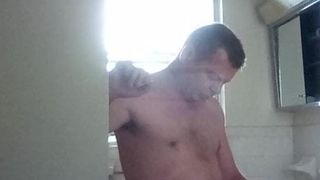 Зрелая жена в ванной лижет мужу очко и трахает его пальцами