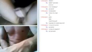 Тёлка натирает перед вебкой небритую письку и смотрит на дрочку парня