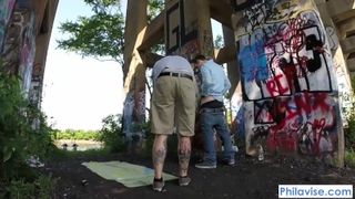 Сисястая женщина взяла у парня под мостом в рот и попрыгала на его члене